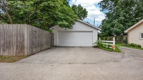 1605 East Taylor Street Bloomington IL 61701