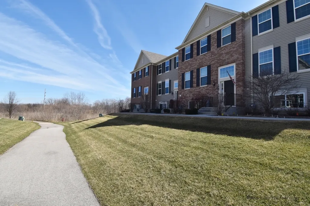 1587 Deer Pointe Drive South Elgin IL 60177