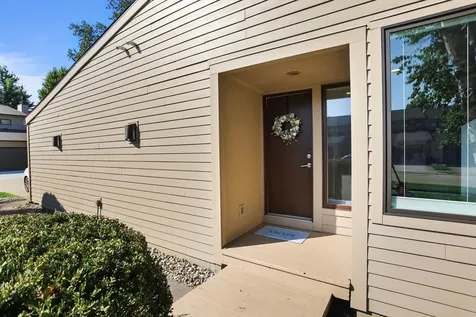 16 Briar Hill Circle Champaign IL 61822