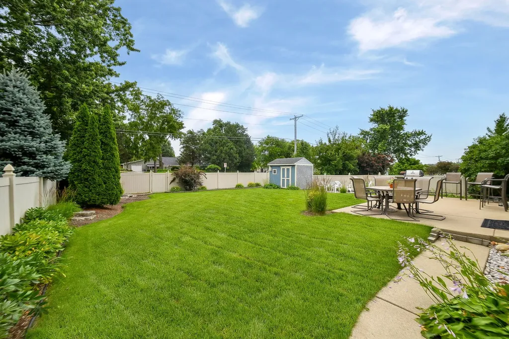959 Hill Crest Drive Carol Stream IL 60188