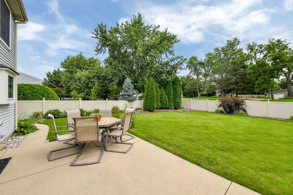 959 Hill Crest Drive Carol Stream IL 60188