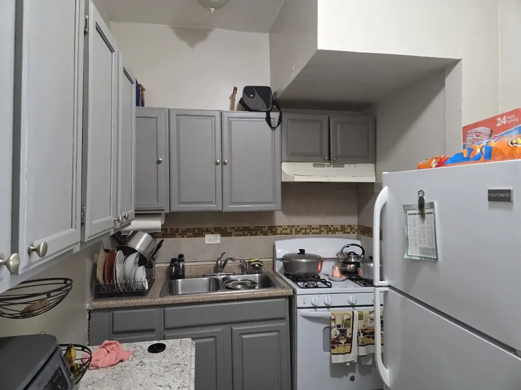 7547 North Rogers Avenue Chicago IL 60626