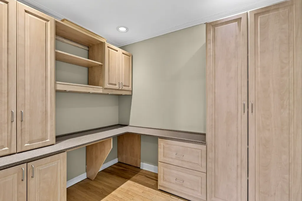 1355 North Sandburg Terrace Chicago IL 60610
