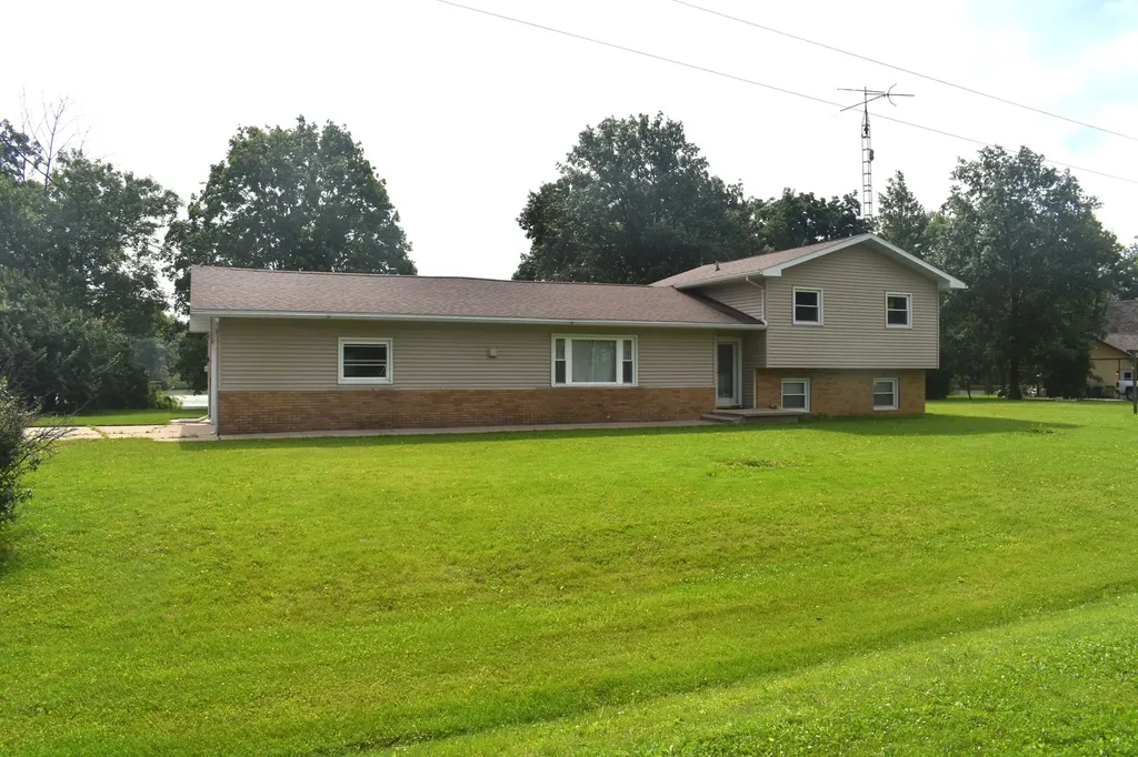 124 Hislop Drive Cissna Park IL 60924