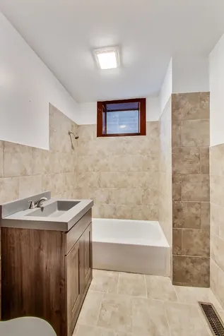 1138 West Addison Street Chicago IL 60613