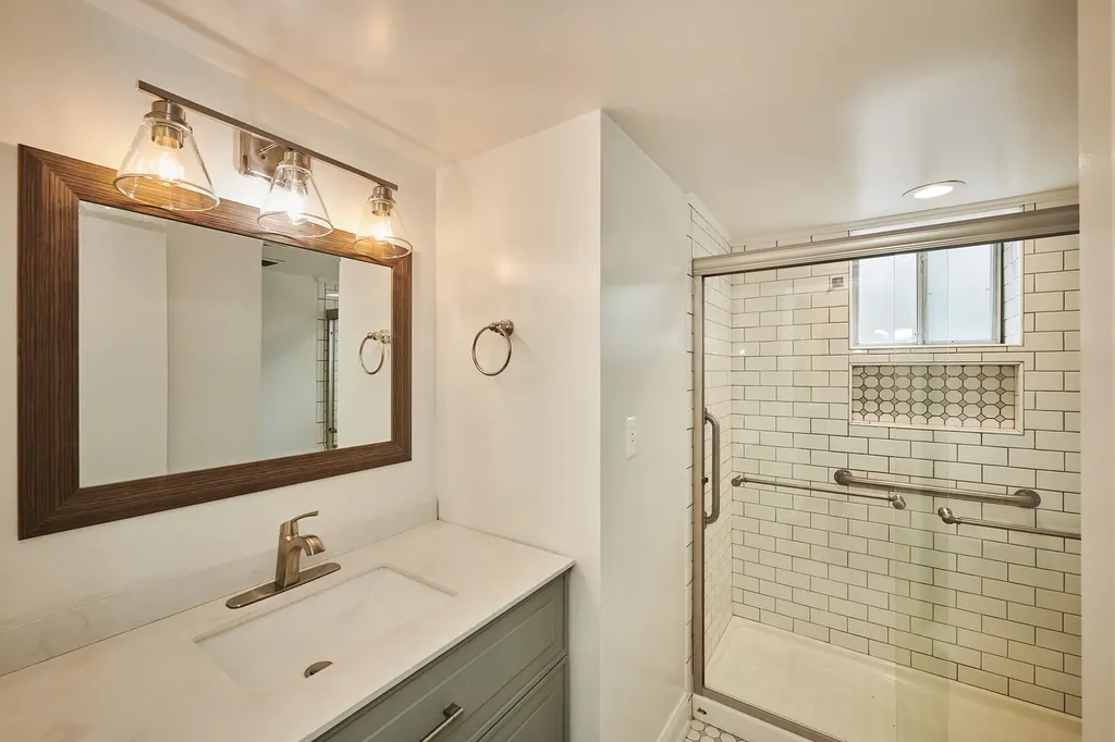7074 North Ridge Boulevard Chicago IL 60645