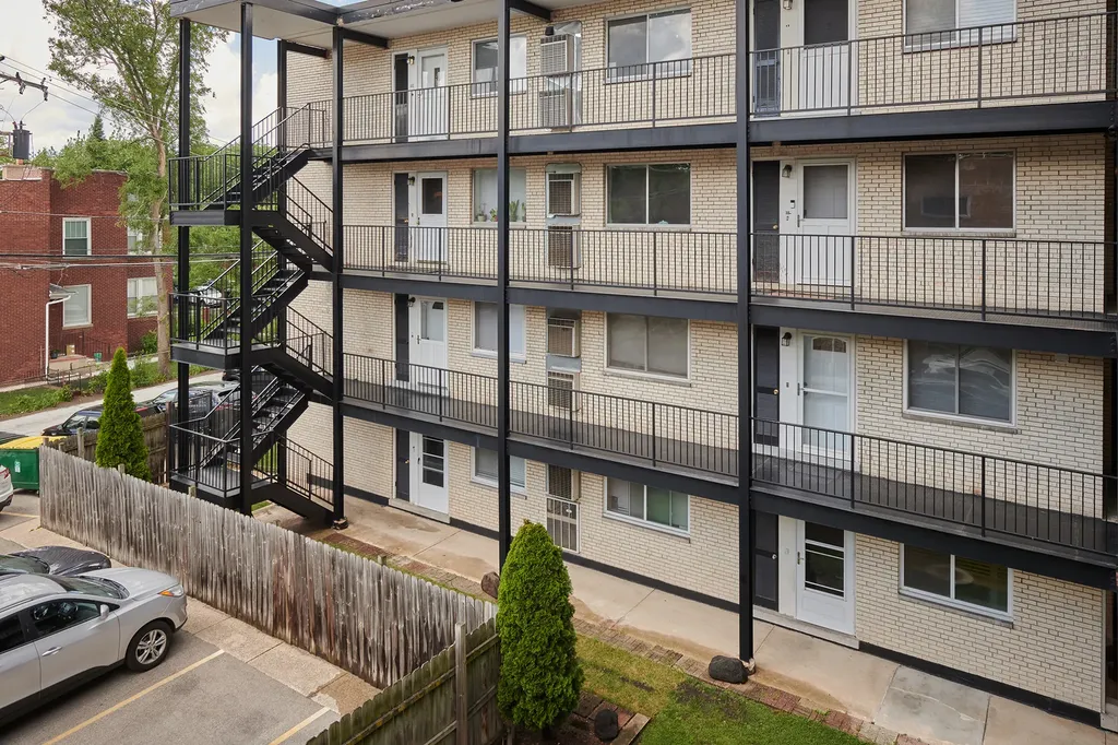 7074 North Ridge Boulevard Chicago IL 60645