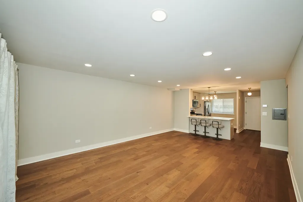 7074 North Ridge Boulevard Chicago IL 60645