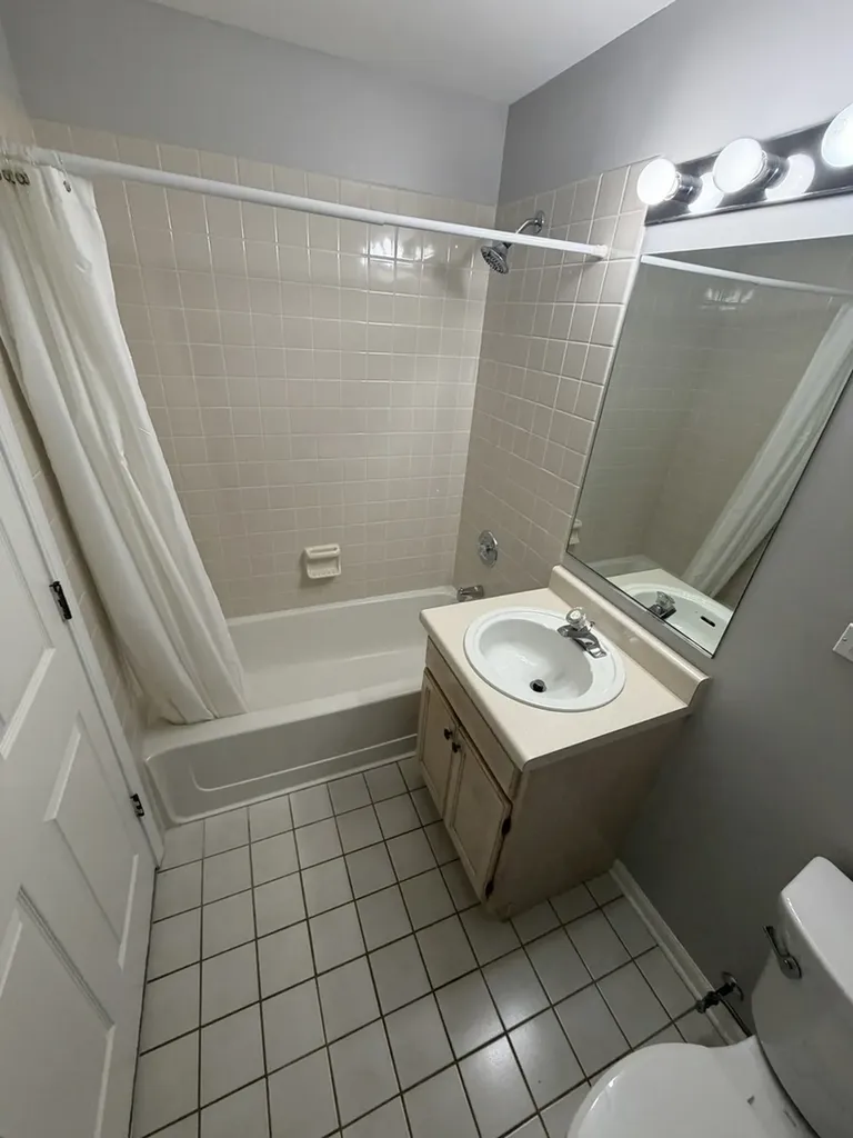 205 Ashbury Lane E Roselle IL 60172