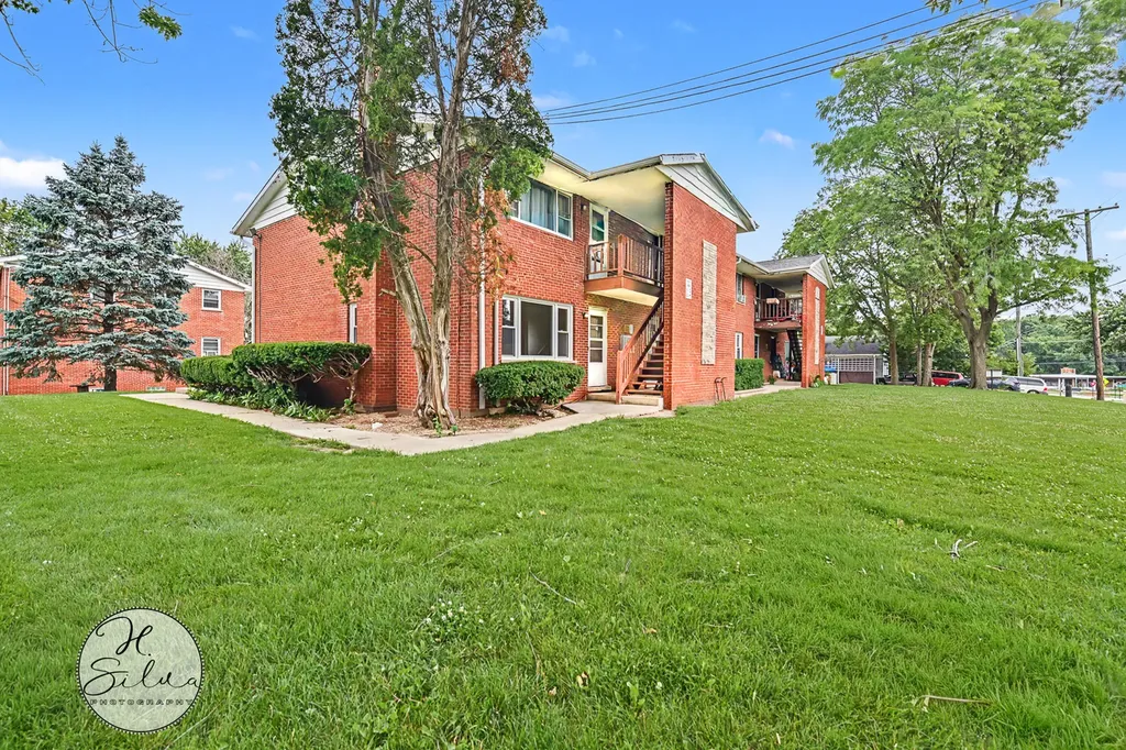 10 Arrowhead Drive Algonquin IL 60102