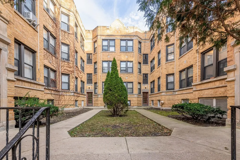 7327 North Honore Street Chicago IL 60626