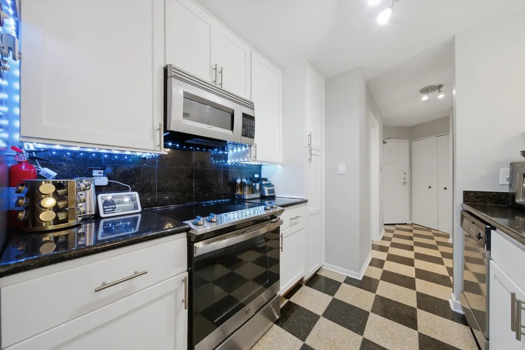 1749 Eastwood Court Schaumburg IL 60195