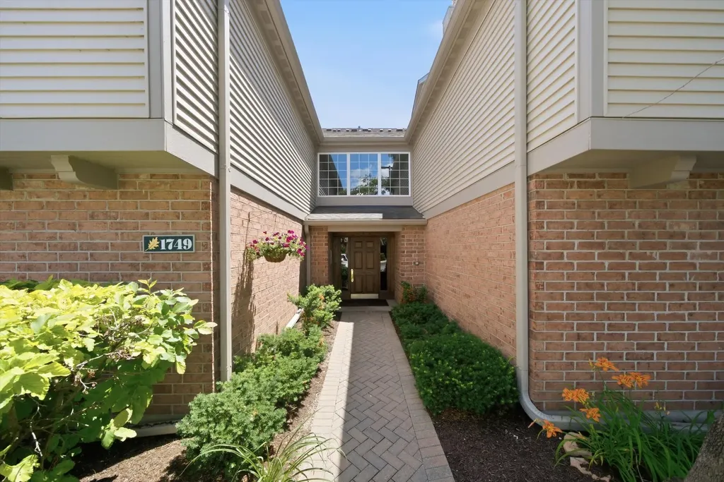 1749 Eastwood Court Schaumburg IL 60195