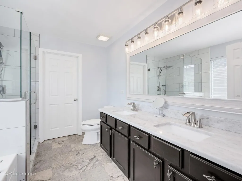 332 Castle Circle Carol Stream IL 60188