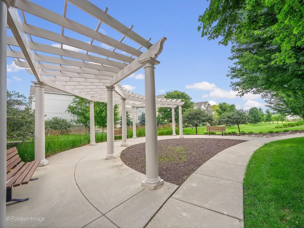 332 Castle Circle Carol Stream IL 60188