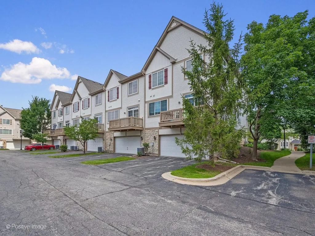 332 Castle Circle Carol Stream IL 60188