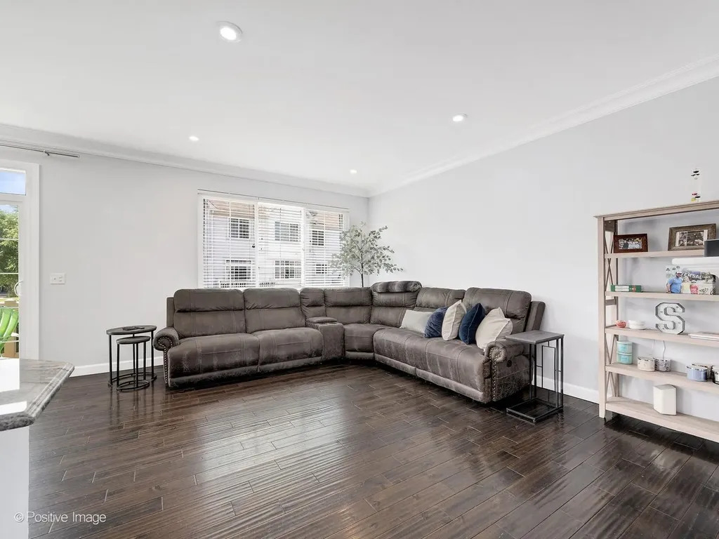 332 Castle Circle Carol Stream IL 60188