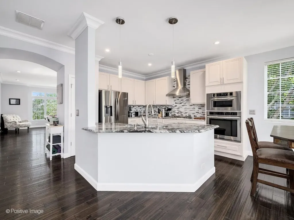 332 Castle Circle Carol Stream IL 60188