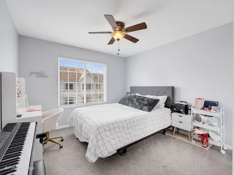 332 Castle Circle Carol Stream IL 60188