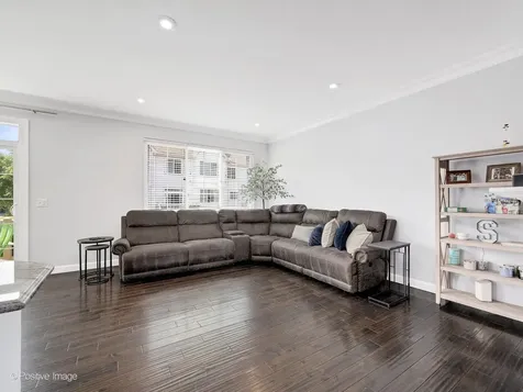 332 Castle Circle Carol Stream IL 60188