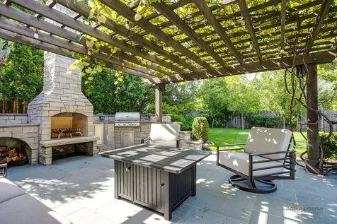 634 East Sunnyside Avenue Libertyville IL 60048