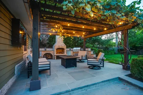 634 East Sunnyside Avenue Libertyville IL 60048