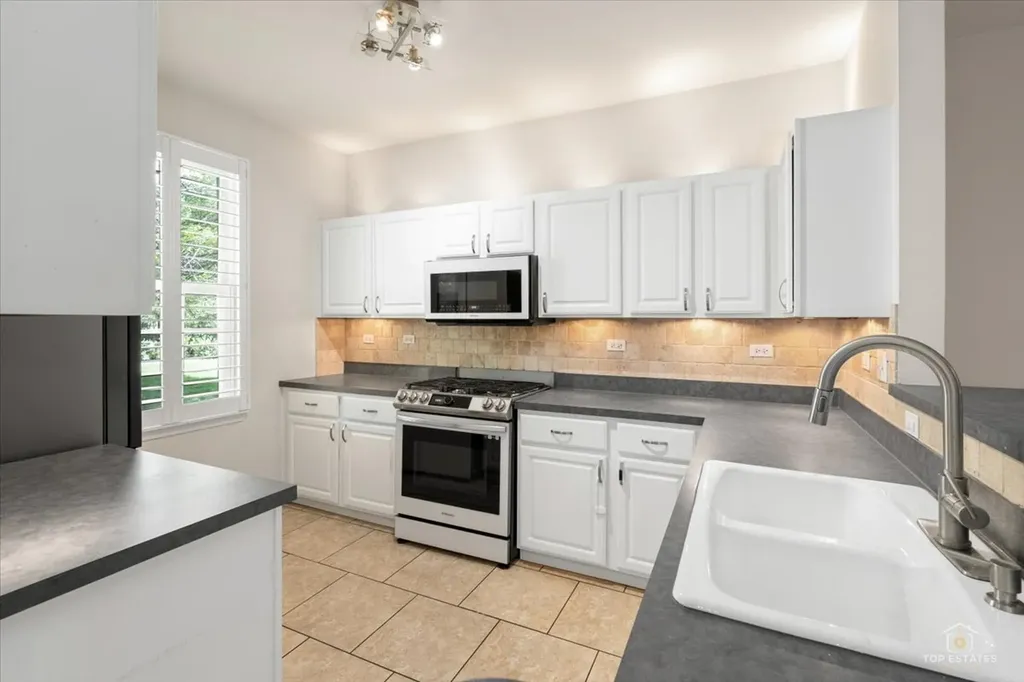 642 West Moreland Avenue Addison IL 60101