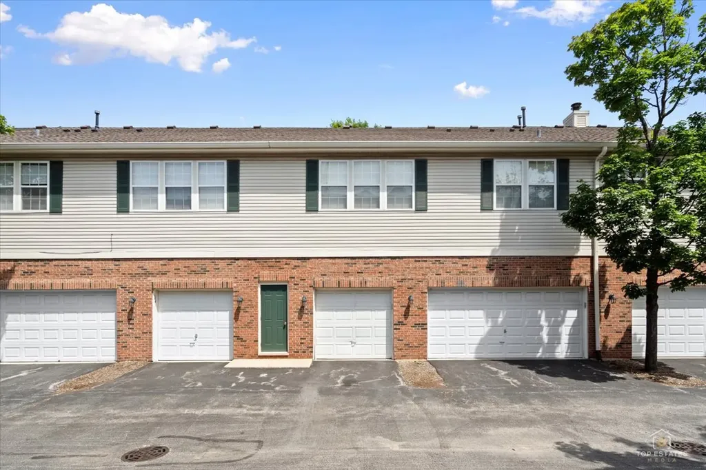 642 West Moreland Avenue Addison IL 60101