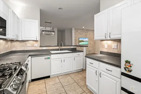 642 West Moreland Avenue Addison IL 60101