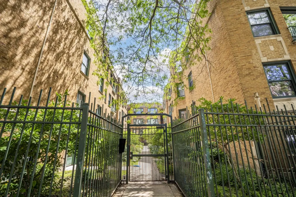 7025 North Sheridan Road Chicago IL 60626