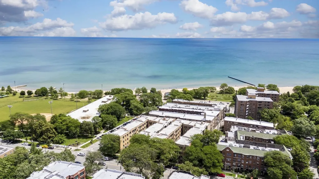 7025 North Sheridan Road Chicago IL 60626