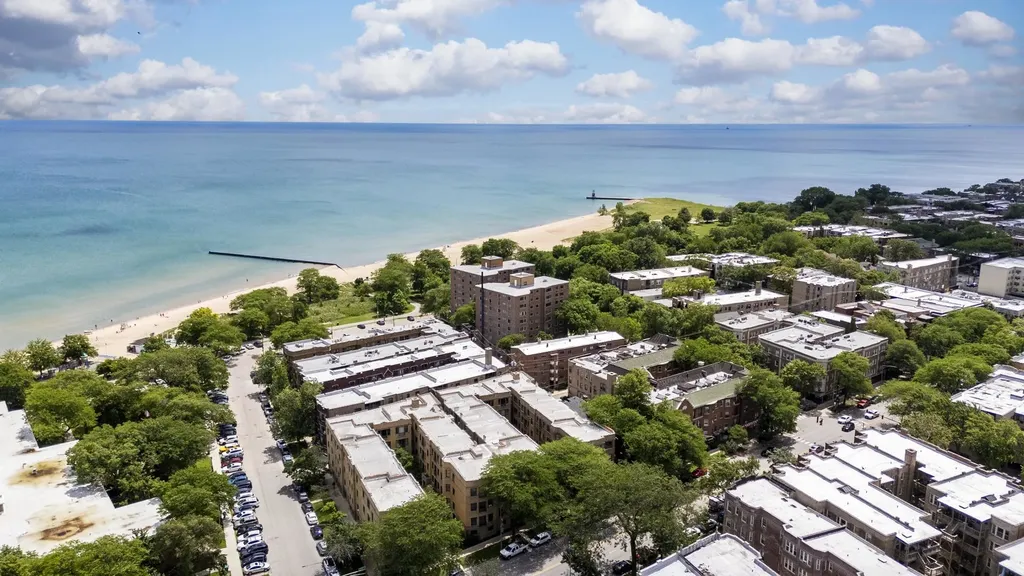 7025 North Sheridan Road Chicago IL 60626