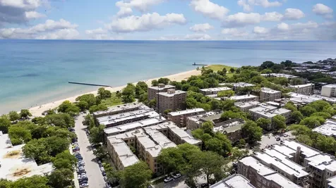 7025 North Sheridan Road Chicago IL 60626