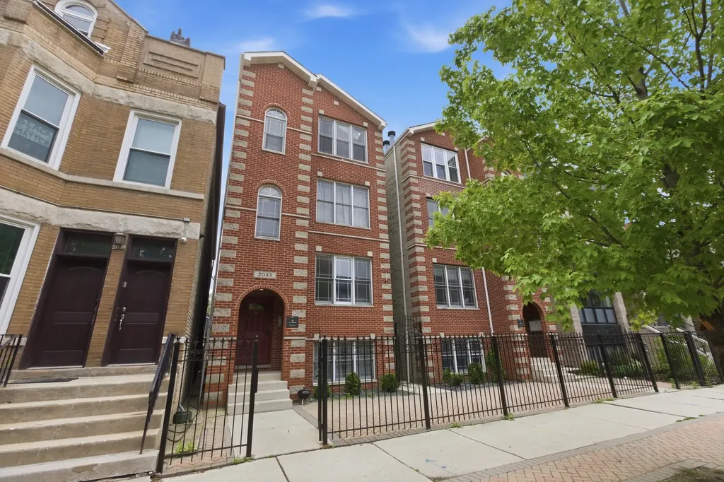 2033 West Huron Street Chicago IL 60612