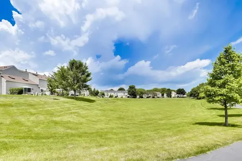 2 Chaucer Lane Streamwood IL 60107