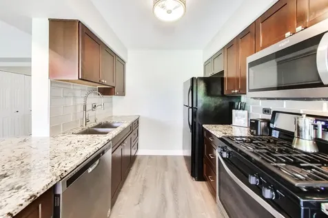 2 Chaucer Lane Streamwood IL 60107