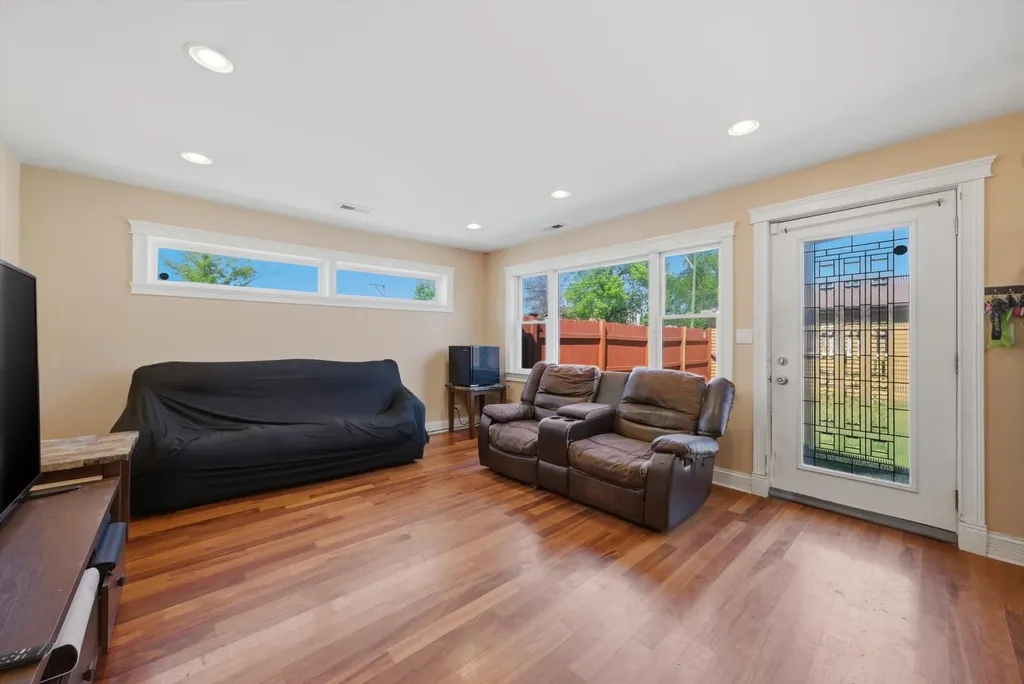 3859 North Cumberland Avenue Chicago IL 60634