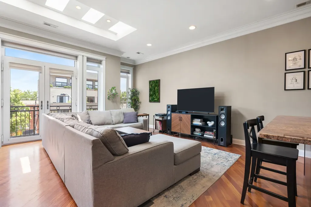 5114 North Western Avenue Chicago IL 60625