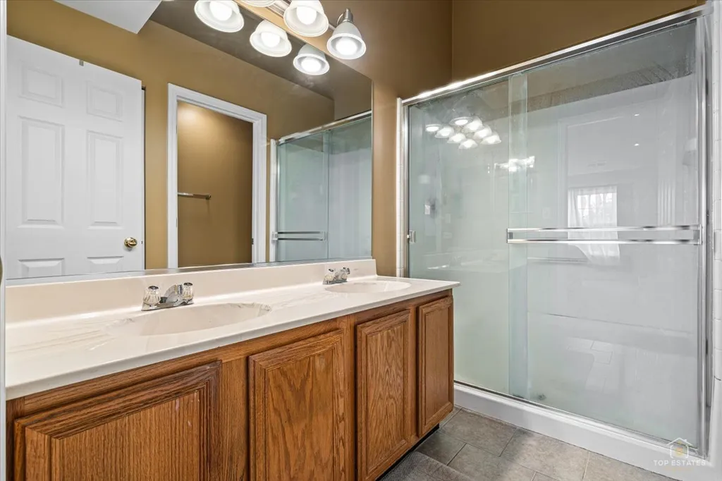 275 Arlington Court Carol Stream IL 60188