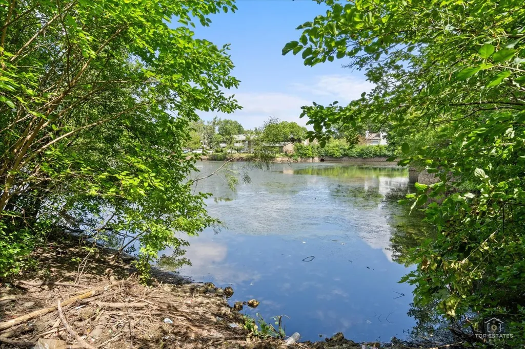 275 Arlington Court Carol Stream IL 60188