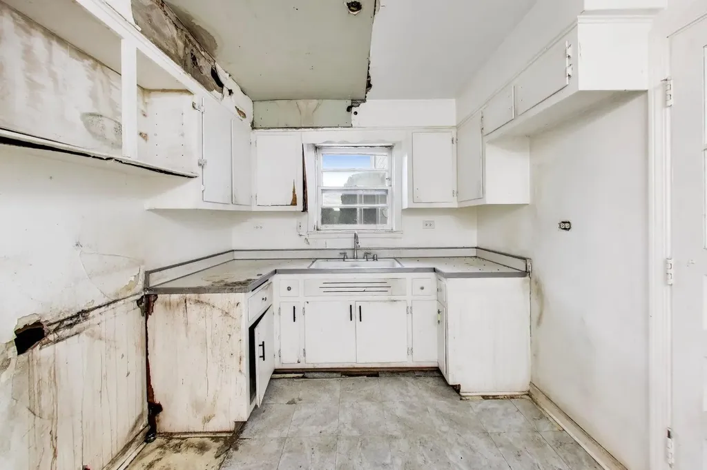 5160 West Sunnyside Avenue Chicago IL 60630