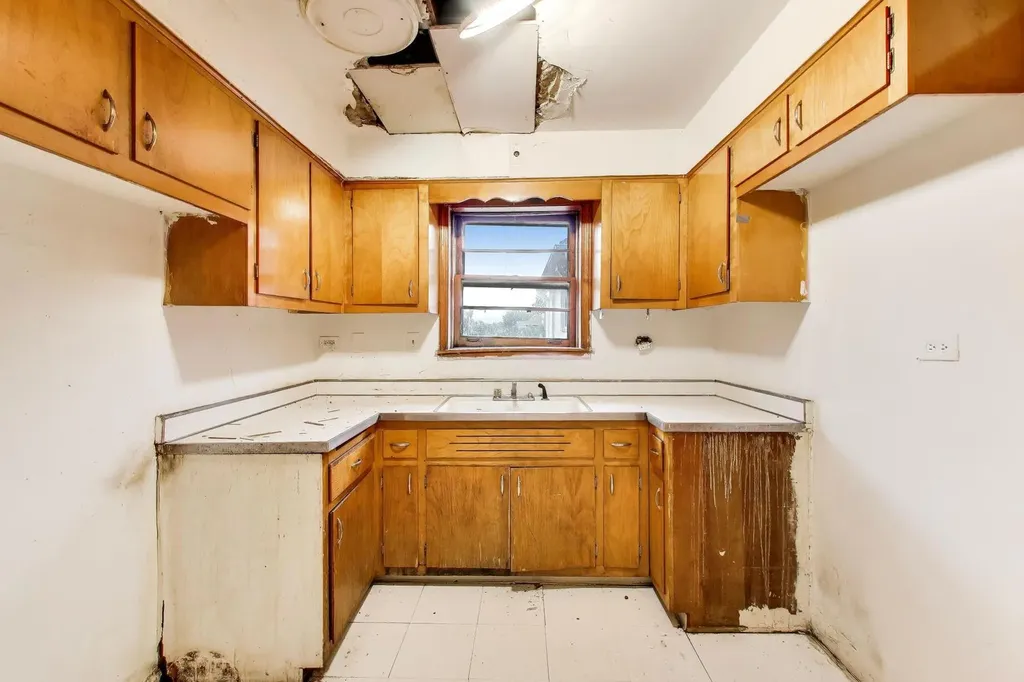 5160 West Sunnyside Avenue Chicago IL 60630