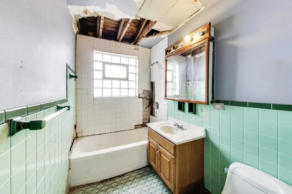 5160 West Sunnyside Avenue Chicago IL 60630