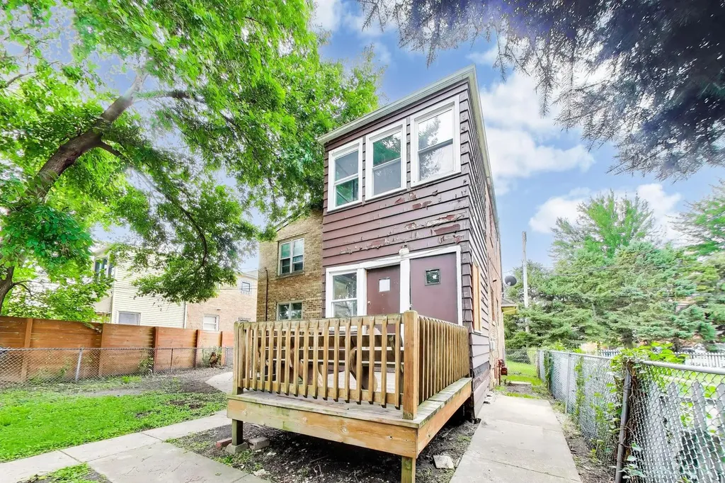 5160 West Sunnyside Avenue Chicago IL 60630