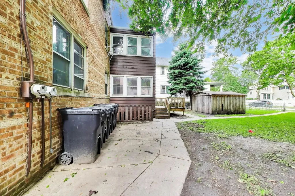 5160 West Sunnyside Avenue Chicago IL 60630