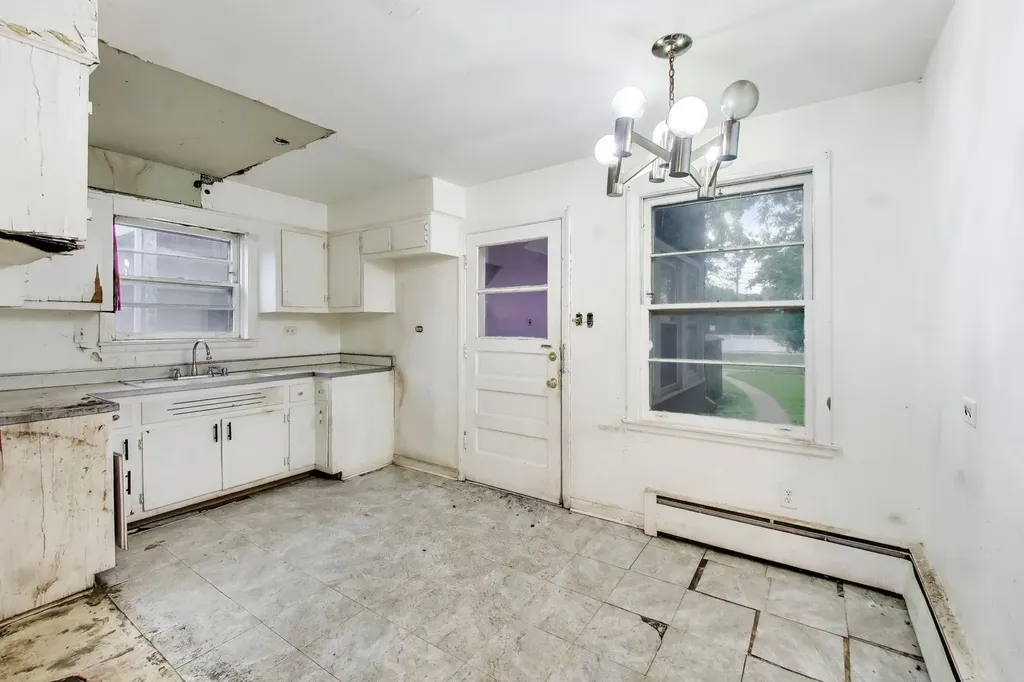 5160 West Sunnyside Avenue Chicago IL 60630