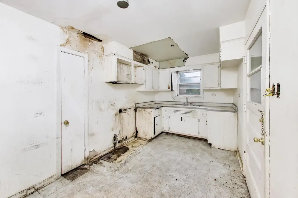 5160 West Sunnyside Avenue Chicago IL 60630
