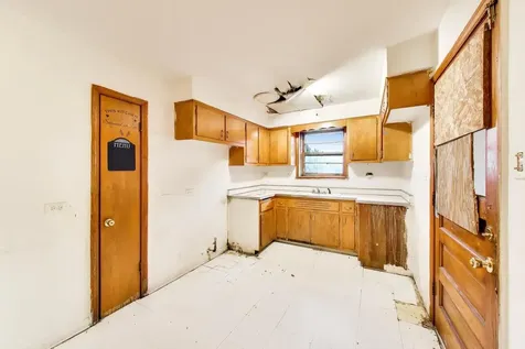 5160 West Sunnyside Avenue Chicago IL 60630