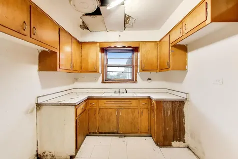 5160 West Sunnyside Avenue Chicago IL 60630