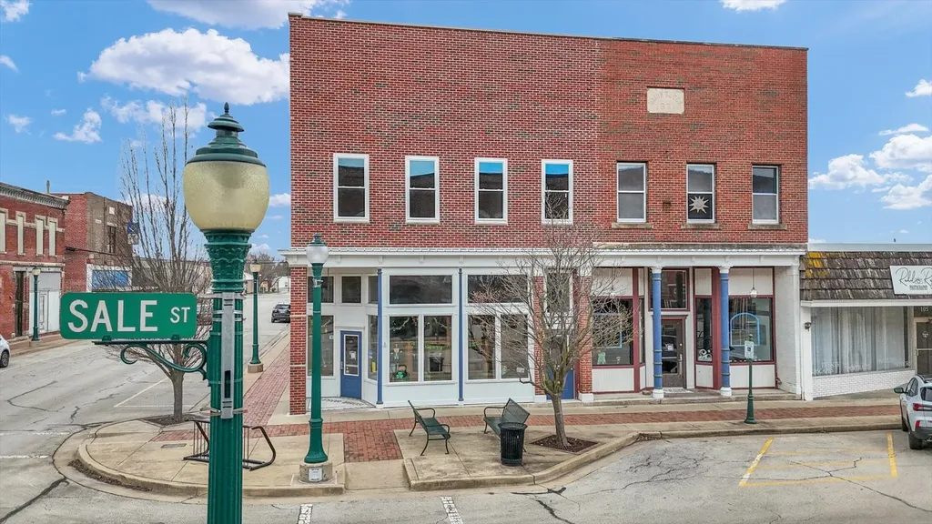 101-105 West Sale Street Tuscola IL 61953